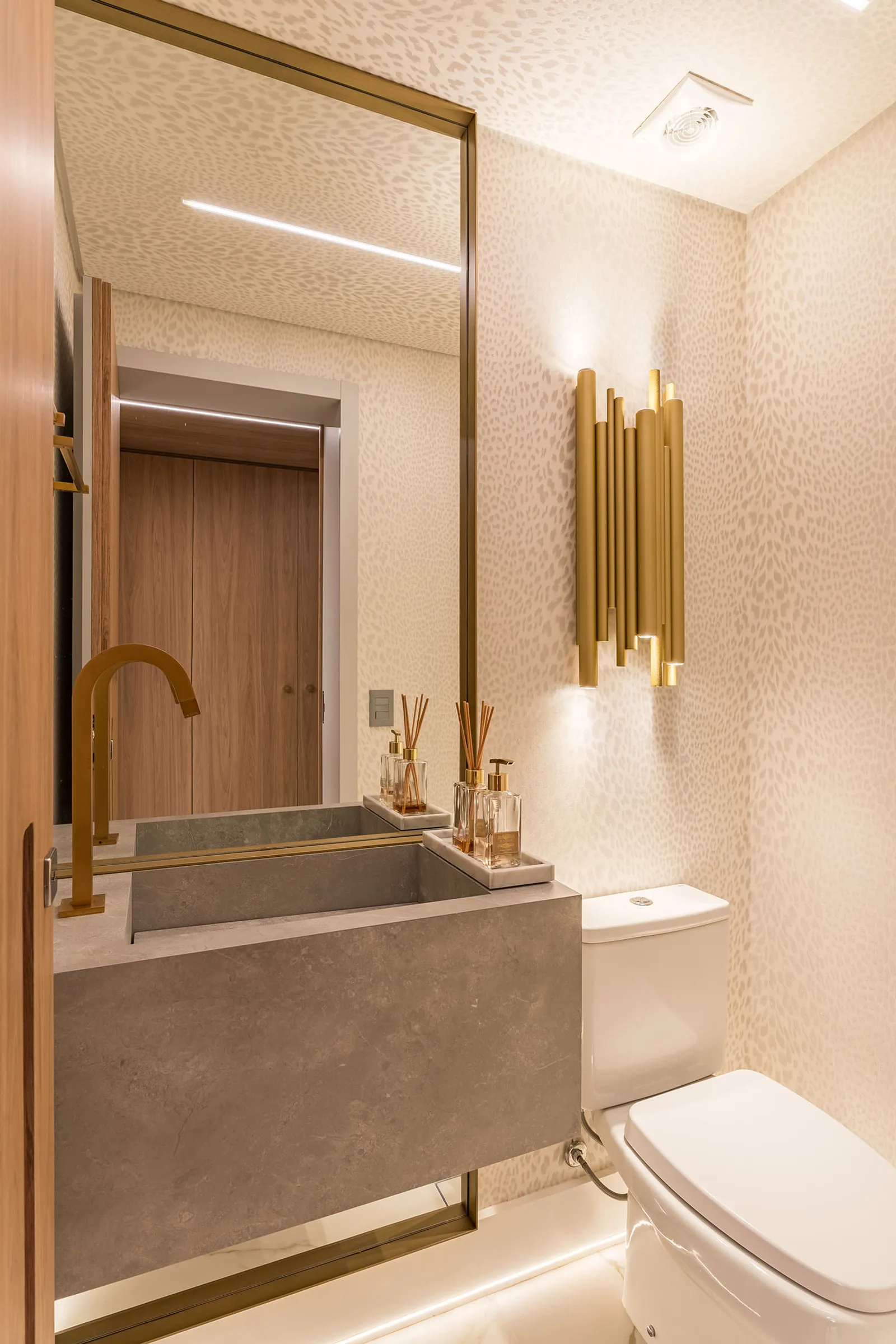 Luminárias de diferentes formatos mostram como arquiteta Ana Rozenblit explora o dourado na iluminação, alternando entre peças de desenho mais delicado e modelos mais arrojados, sempre integrados à composição dos ambientes | Projeto: Spaço Interior