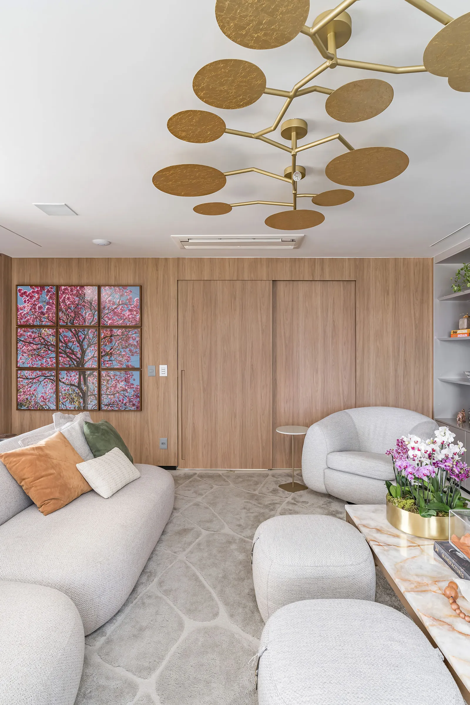 Luminárias de diferentes formatos mostram como arquiteta Ana Rozenblit explora o dourado na iluminação, alternando entre peças de desenho mais delicado e modelos mais arrojados, sempre integrados à composição dos ambientes | Projeto: Spaço Interior