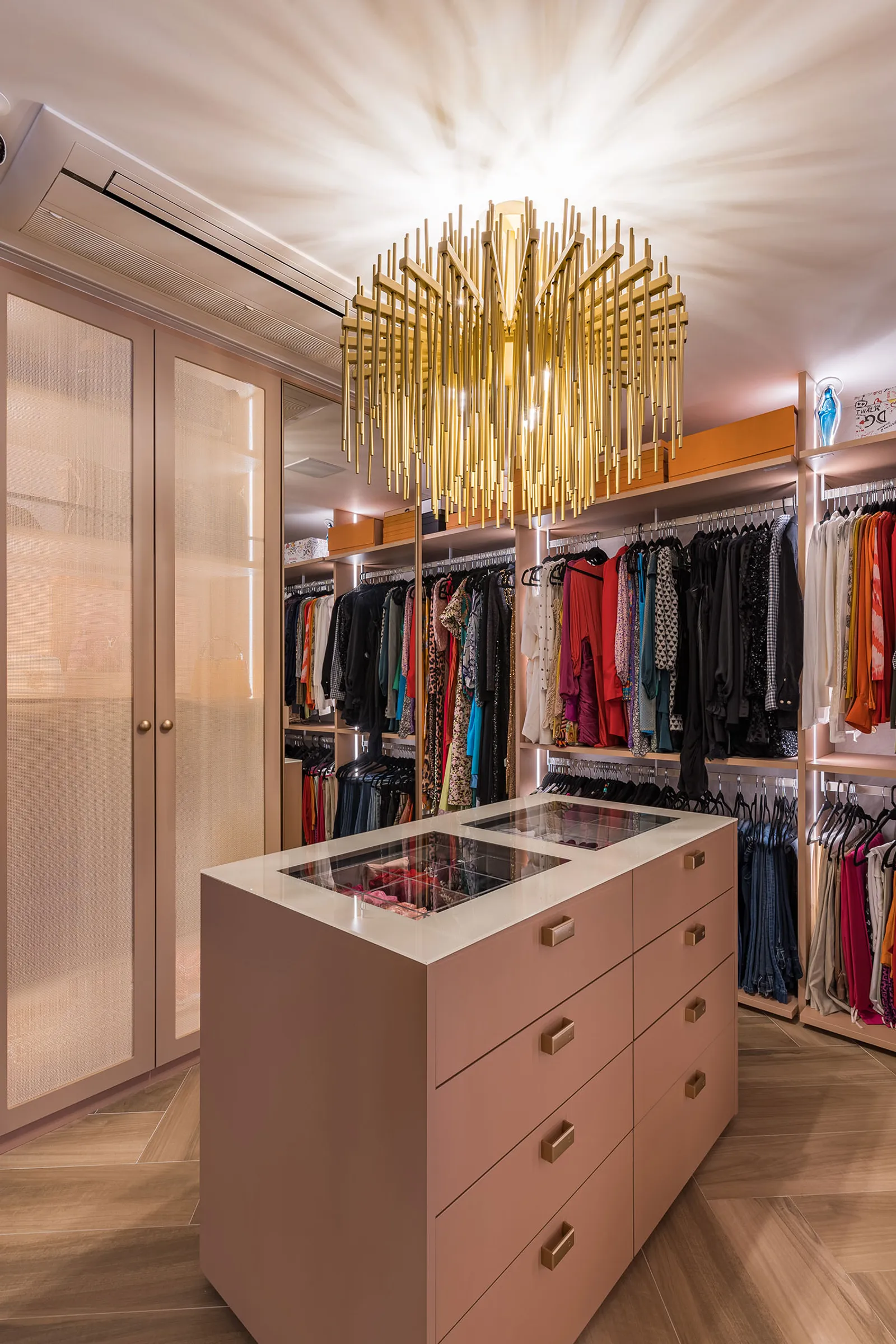Luminárias de diferentes formatos mostram como arquiteta Ana Rozenblit explora o dourado na iluminação, alternando entre peças de desenho mais delicado e modelos mais arrojados, sempre integrados à composição dos ambientes | Projeto: Spaço Interior