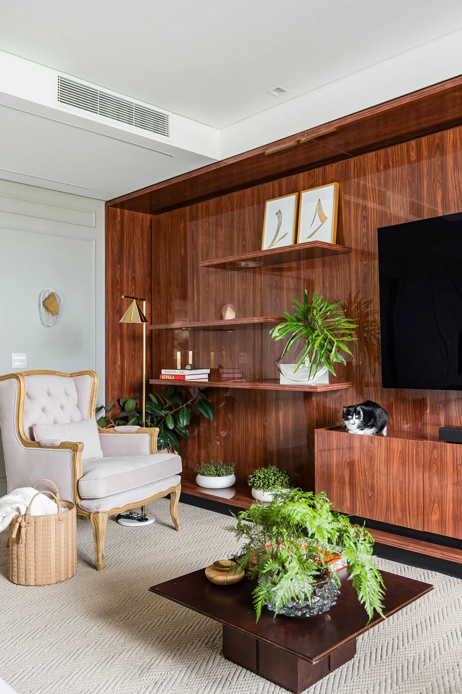 Sutilmente, o dourado surge nos cortornos de peças como as poltronas, assim como a arquiteta arquiteta Ana Rozenblit apostou na sala de TV e junto à penteadeira | Projeto: Spaço Interior