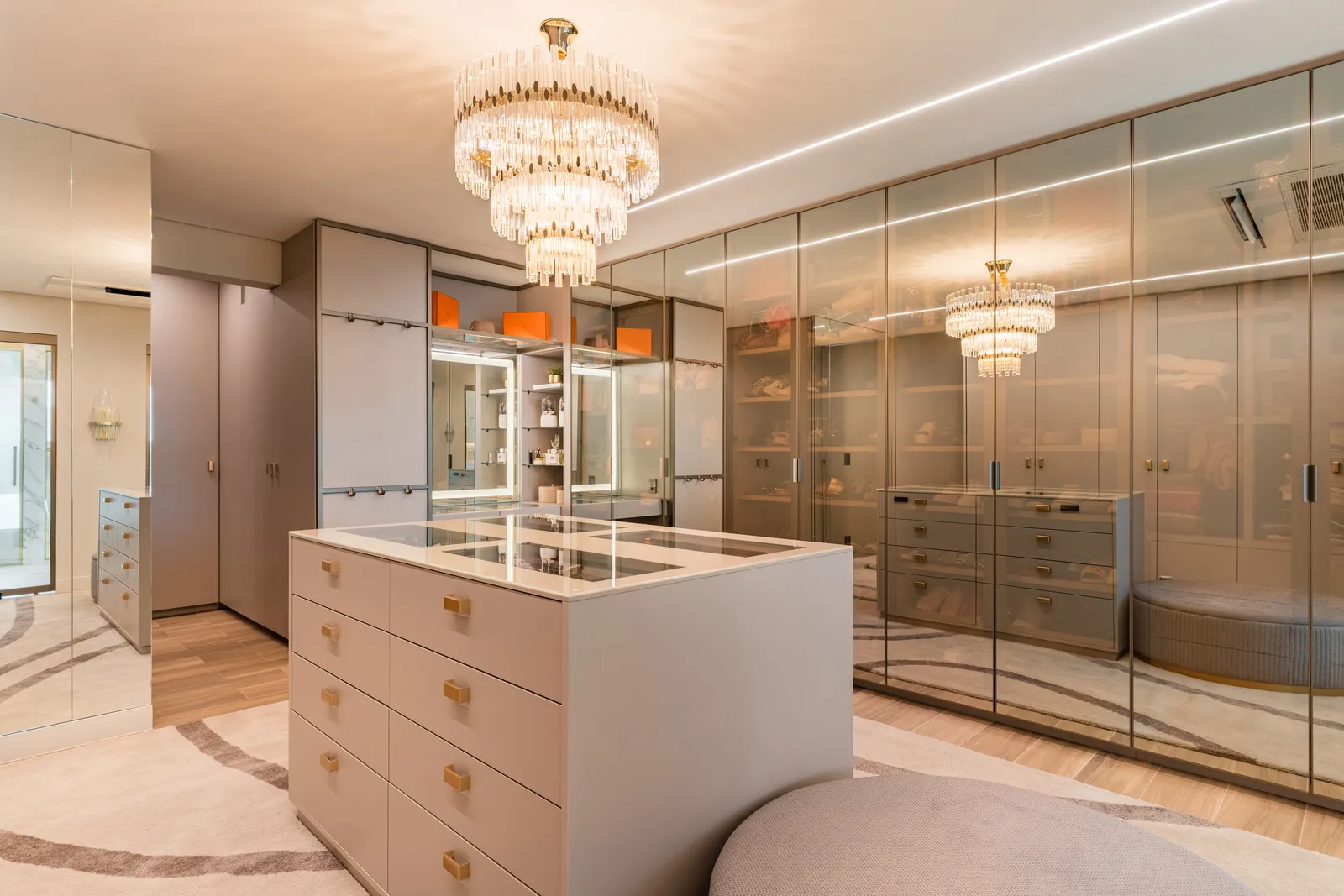 Dourado segue com presença atemporal e elegante no décor contemporâneo