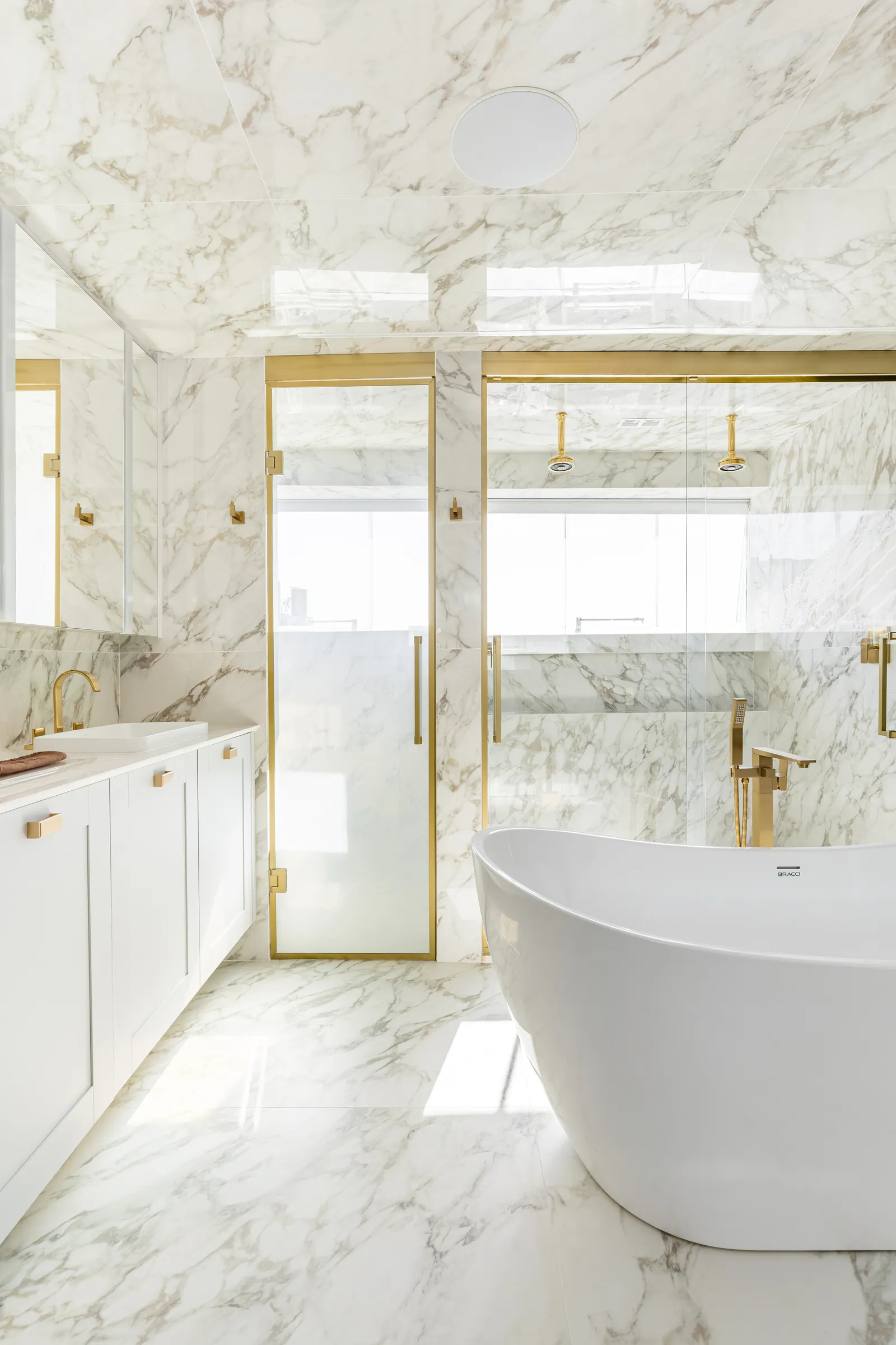 O dourado surge em diferentes elementos que vão desde os metais de esquadrias, artefatos e detalhes do mobiliário. Em seus projetos, a cor adiciona personalidade aos projetos de interiores assinados pela arquiteta Ana Rozenblit | Projeto: Spaço Interior