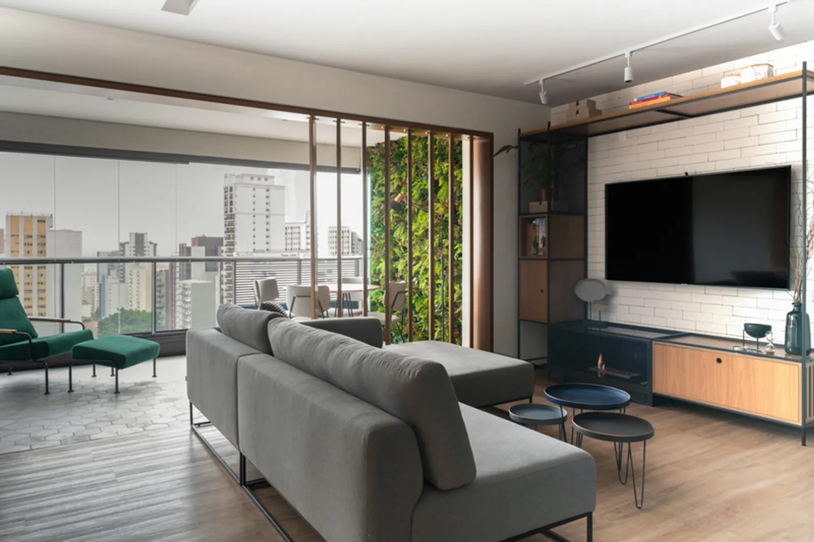 Cozinha integrada ao living com ilha central em MDF que simula mármore, dividindo os ambientes.