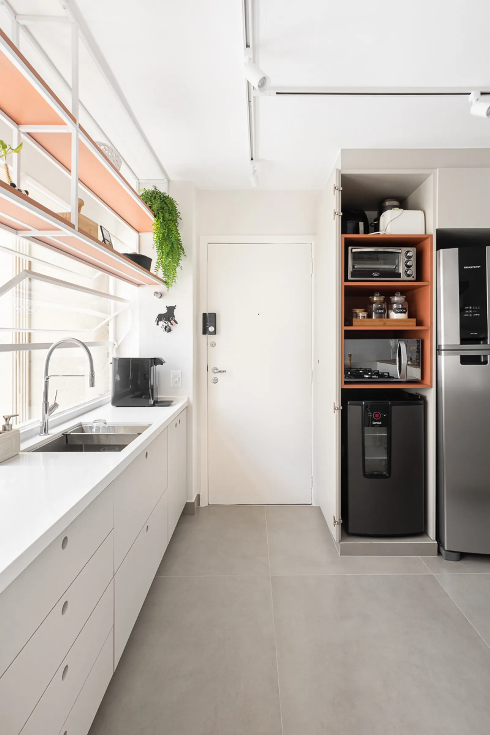 Projeto: Studio Elã | Na cozinha, a torre de eletrodomésticos otimiza a rotina e traz mais praticidade ao dia a dia dos moradores.