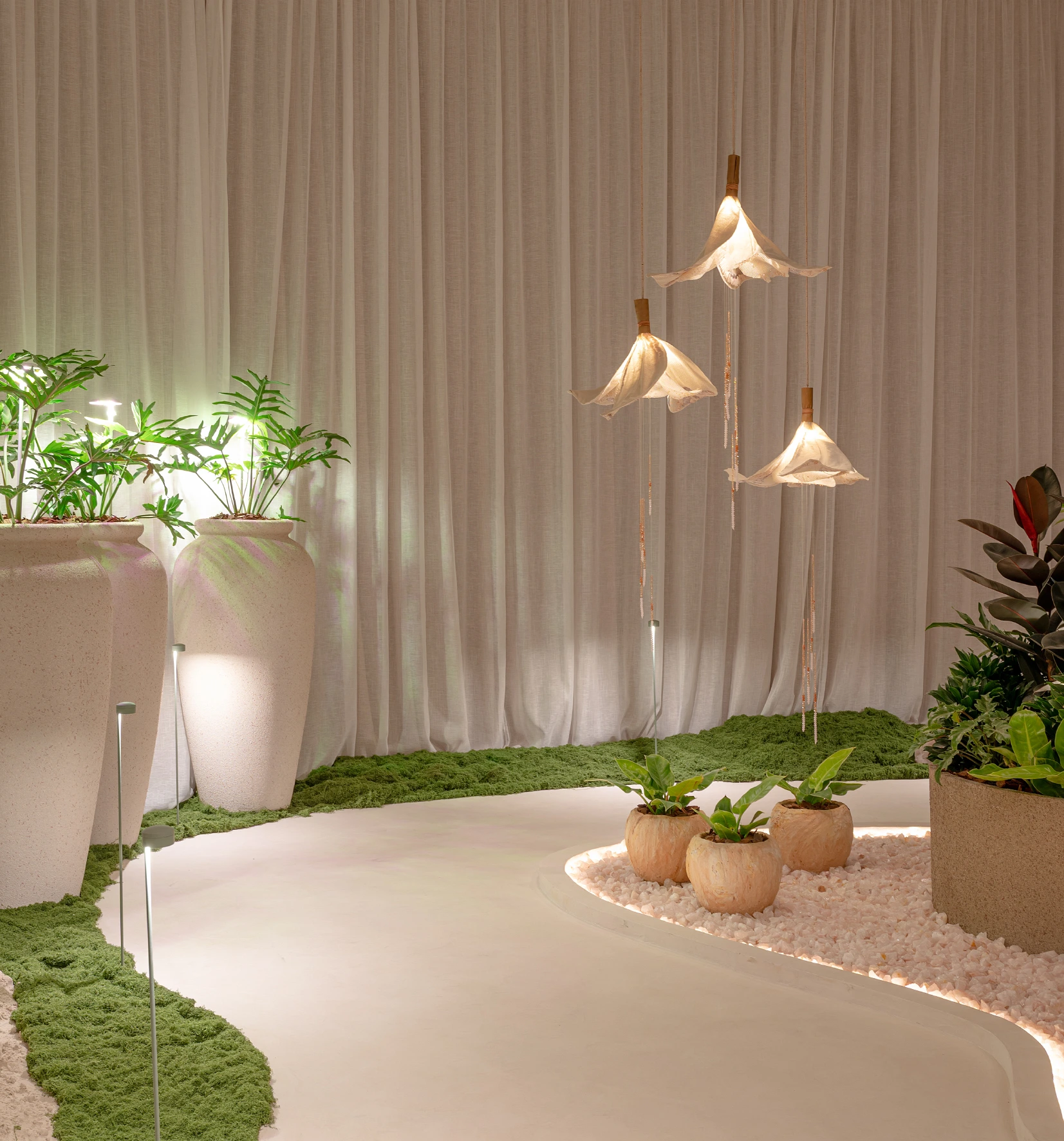 Detalhe da instalação luminotécnica no Jardim Ecos do Éden, mostrando a interação da luz com as formas orgânicas e a veg