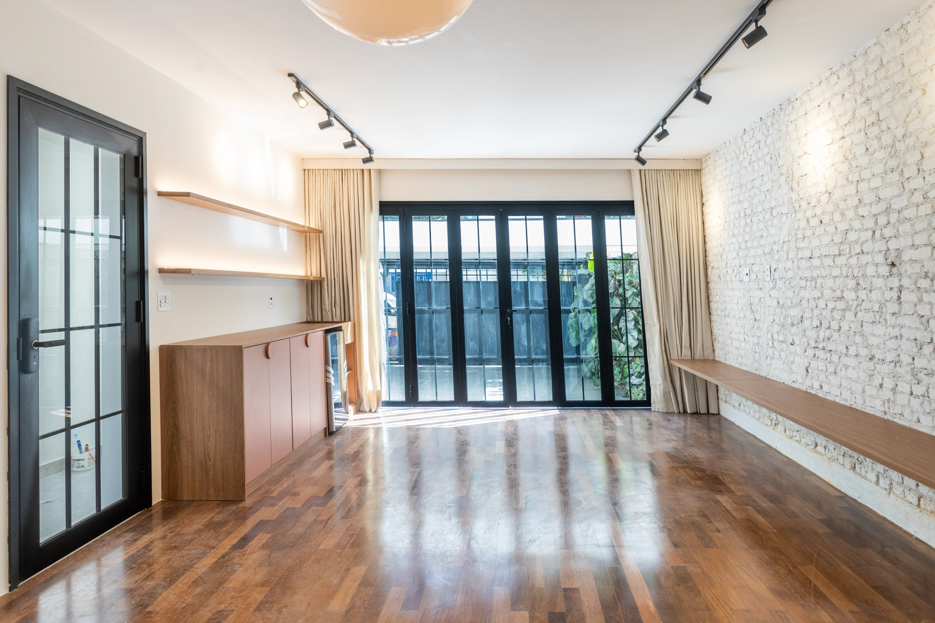 BESPOKE Dela | Projeto Conquista, com porta pantográfica entre a garagem e a sala