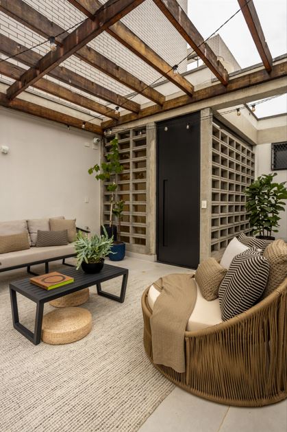 Projeto Atelier Paulo Tripoloni - Versátil, o cobogó pode ser utilizado em jardins e varandas, como neste projeto que ainda serve de entrada de luz e ventilação nos corredores desta casa