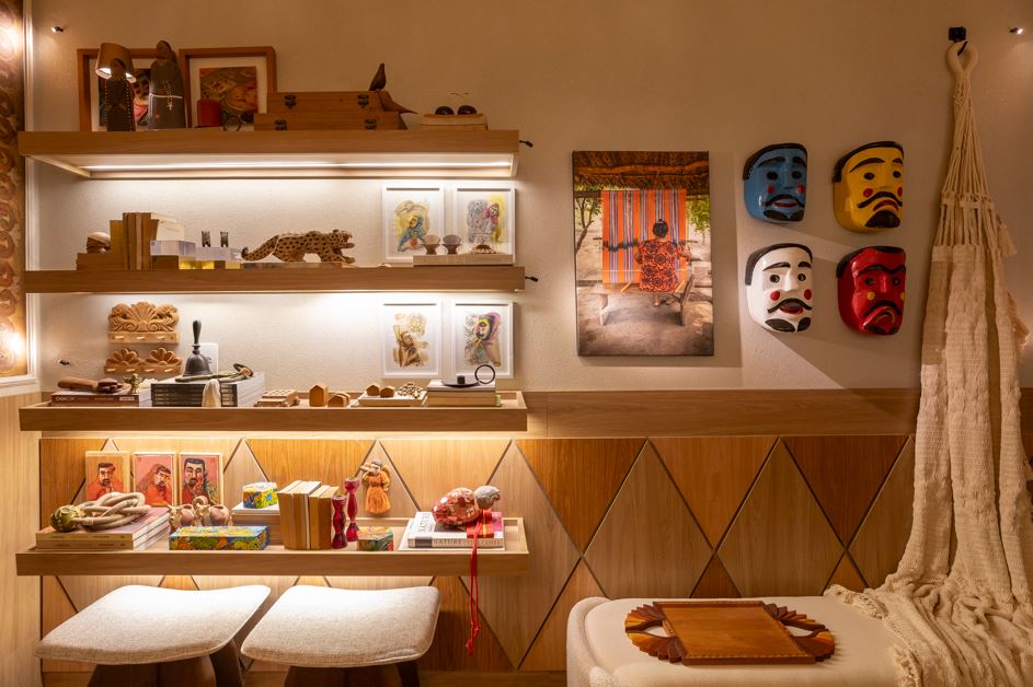 Detalhe do ambiente Co-Living Chiquitano, com a presença marcante da madeira e elementos que remetem à cultura boliviana.