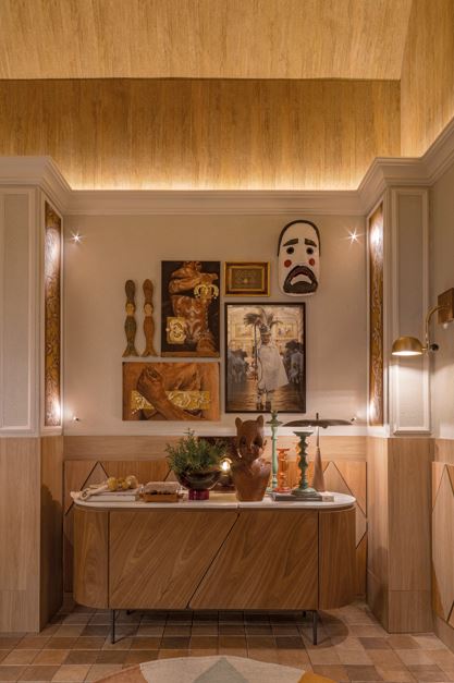 O oratório na parede oposta, designando a religiosidade inserida pelos jesuítas no Co-Living Chiquitano.
