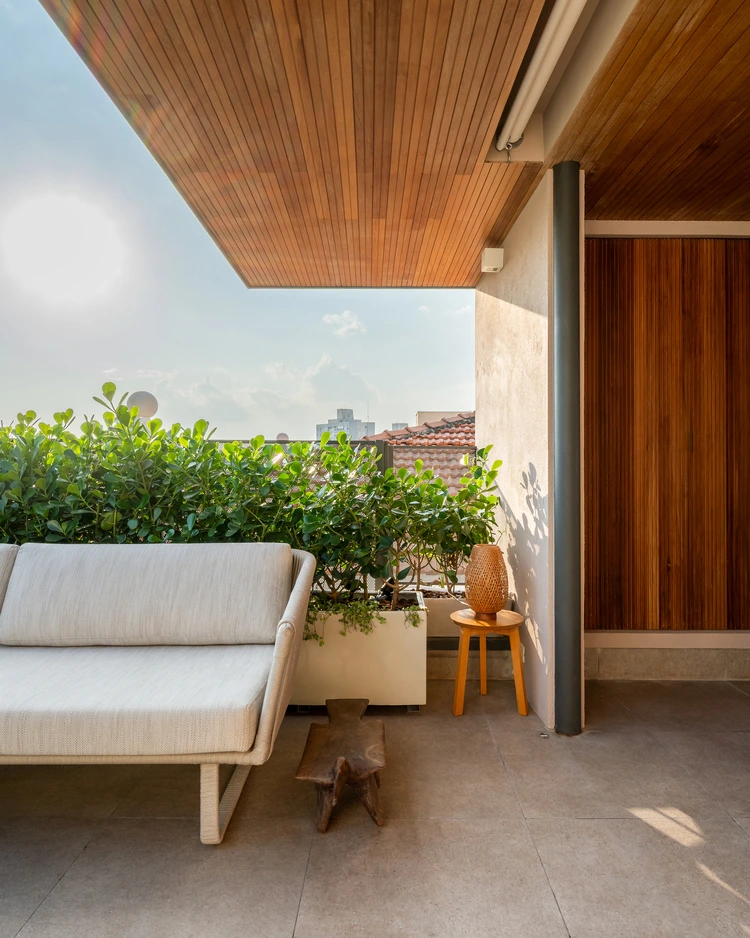 Projeto: MDH.Arq — Fernando Milan - Detalhe das luminárias de barro torneado sobre a mesa de refeições, complementando a