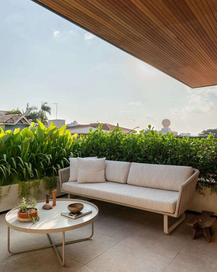 Projeto: MDH.Arq — Fernando Milan - Detalhe da área de refeições sob o pavilhão, com mesa grande e vista para o exterior