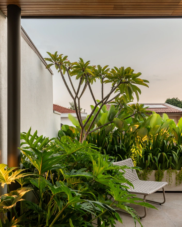 Projeto: MDH.Arq — Fernando Milan - Vista da área de refeições com a mesa e bancada de apoio, integrada ao jardim e com