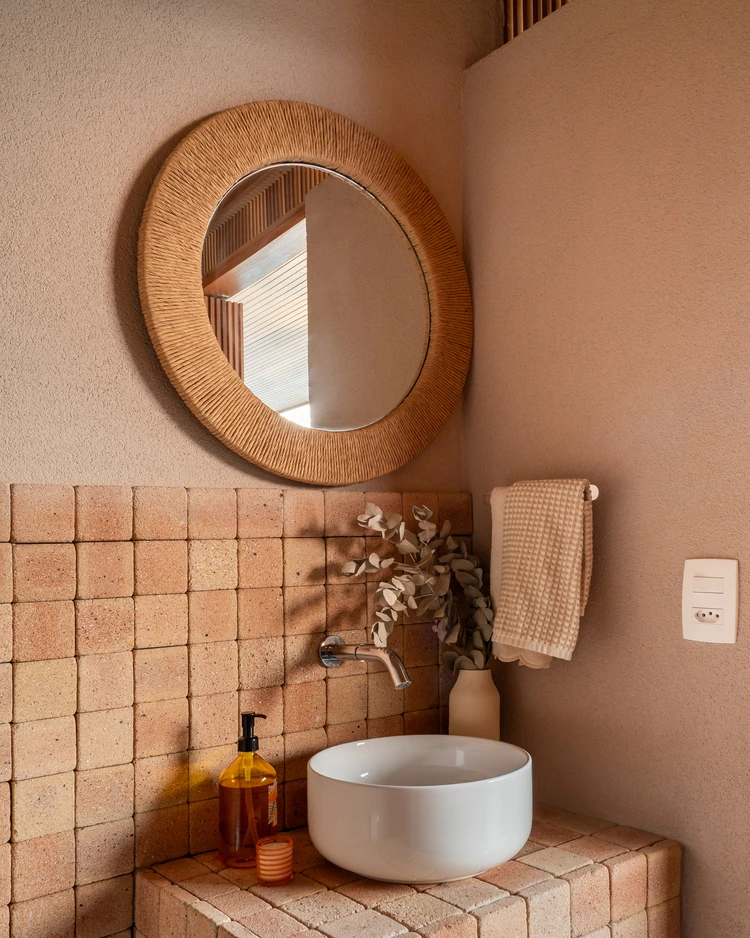 Projeto: MDH.Arq — Fernando Milan - Detalhe do painel de azulejos da Mica Azulejos no lavabo, com grafismo orgânico em t