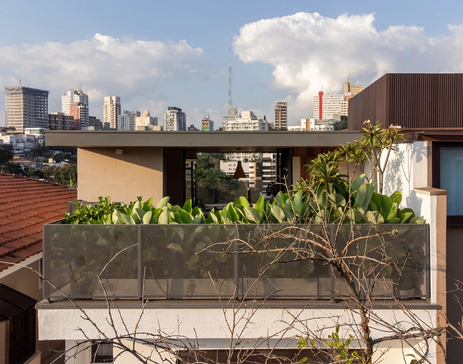 Projeto: MDH.Arq — Fernando Milan - Vista do pavilhão com a cidade ao fundo, destacando a vista privilegiada para o vale