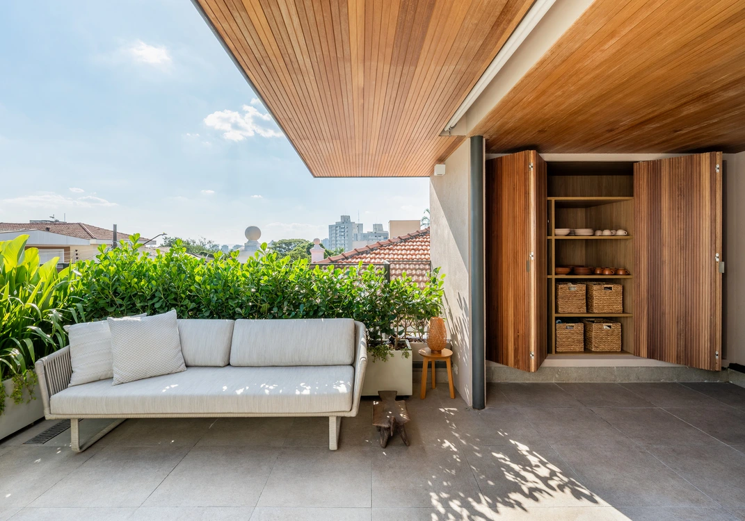 Projeto: MDH.Arq — Fernando Milan - Detalhe do mobiliário e dos materiais, incluindo poltronas da Dengô e cerâmicas, que