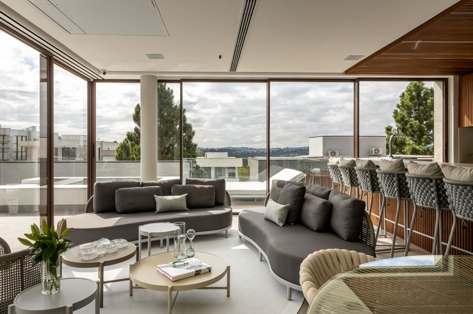 Nesta residência na Granja Viana, as esquadrias escolhidas pelos arquitetos Alexandre Pasquotto e Mariana Meneghisso proporcionam iluminação e ventilação natural para a área gourmet e o vidro tratado impede que o sol desgaste os móveis internos.
