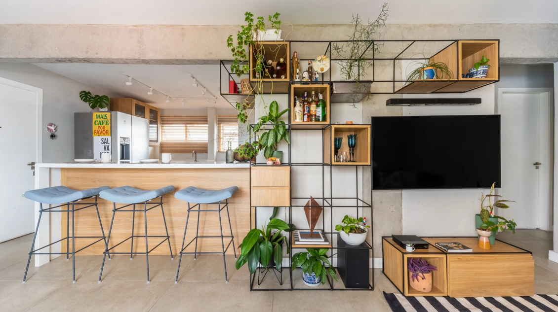 Projeto do BMA Studio | O móvel ripado sob a bancada foi otimizado para ajudar na organização e aproveitar espaço.