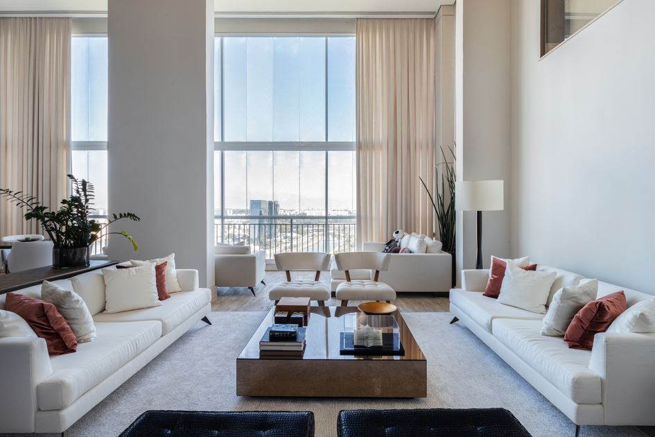 Foto: Maura Mello · Projeto Dantas & Passos Arquitetura | Mais do que escolher entre minimalismo e maximalismo, a arquitetura contemporânea busca criar ambientes que acompanhem a rotina, expressem a personalidade dos moradores e possam evoluir ao longo dos anos