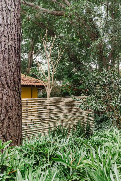 Projeto: Alexandre Galhego | Quem percorre o jardim dificilmente percebe a complexidade construtiva escondida sob o deck. A engenharia precisa garantiu estabilidade e conforto durante todo o percurso e a sensação é de caminhar por uma estrutura que sempre esteve ali, integrado à paisagem e à história do parque.