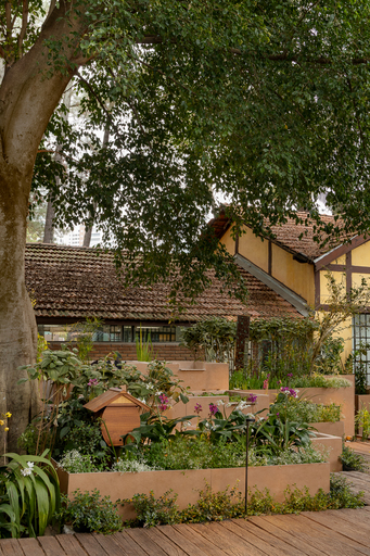 Projeto: Karin Marini, da Leve Paisagismo e Ana Lui | Um dos recantos do jardim, com mobiliário que convida ao descanso e à contemplação da paisagem.