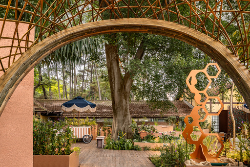 Projeto: Karin Marini, da Leve Paisagismo e Ana Lui | Vista de um dos pontos de descanso do jardim, com mobiliário e paisagismo que promovem o bem-estar.