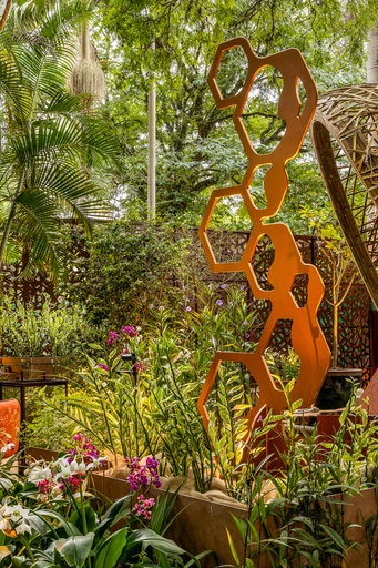 Projeto: Karin Marini, da Leve Paisagismo e Ana Lui | Detalhe da vegetação densa e variada, com destaque para as diferentes texturas e tonalidades das espécies nativas.