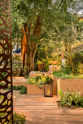 Projeto: Karin Marini, da Leve Paisagismo e Ana Lui | Um dos caminhos do Jardim Respiro, com a vegetação exuberante e o design orgânico que convida à imersão na natureza.