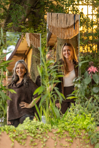 Projeto: Karin Marini, da Leve Paisagismo e Ana Lui | Um dos caminhos do Jardim Respiro, com a vegetação exuberante e o design orgânico que convida à imersão na natureza.