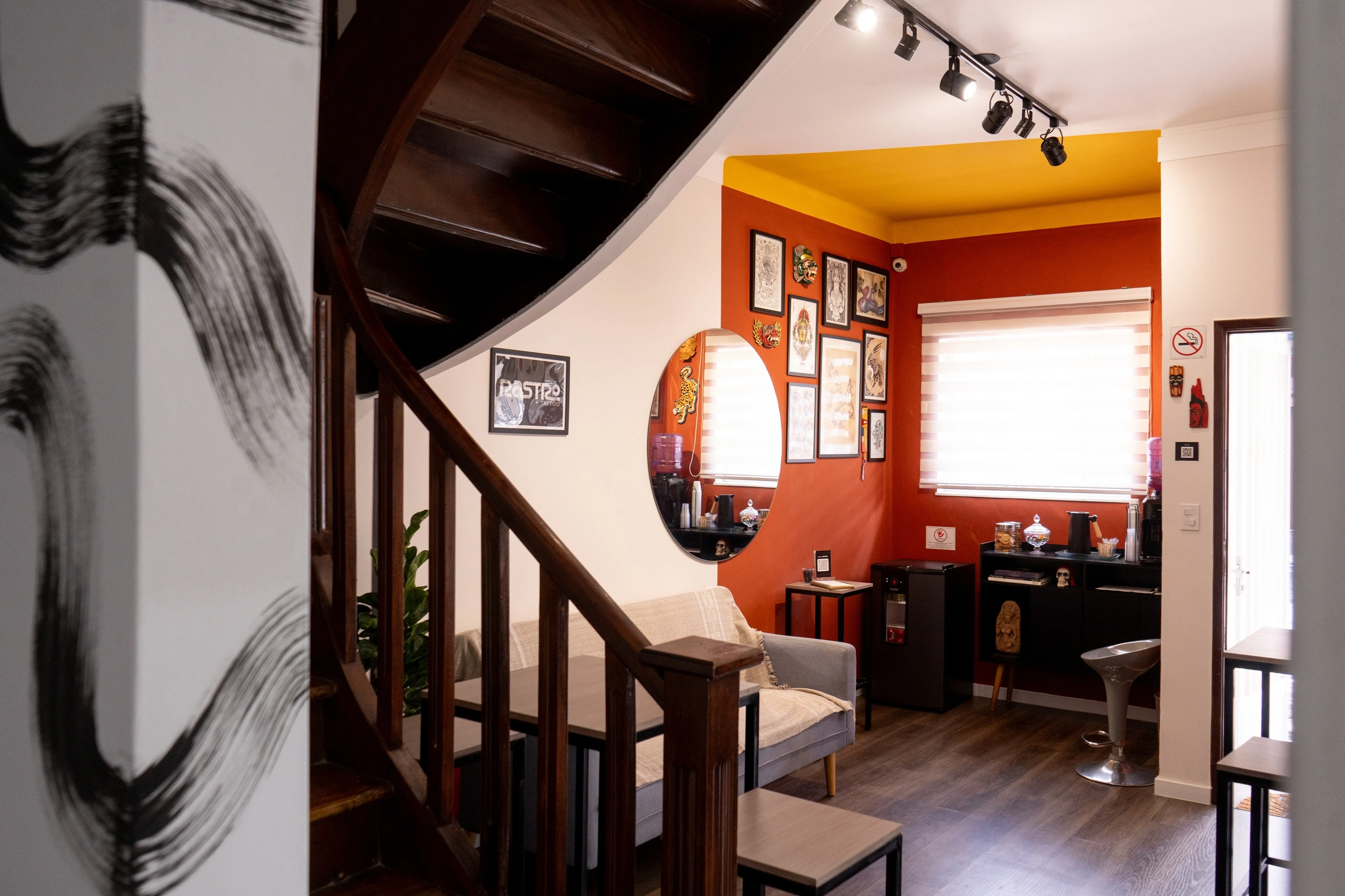 Projeto Camila Palladino | Vista de um escritório moderno com tons neutros, mobiliário contemporâneo e iluminação indireta, destacando um ambiente de trabalho sofisticado.