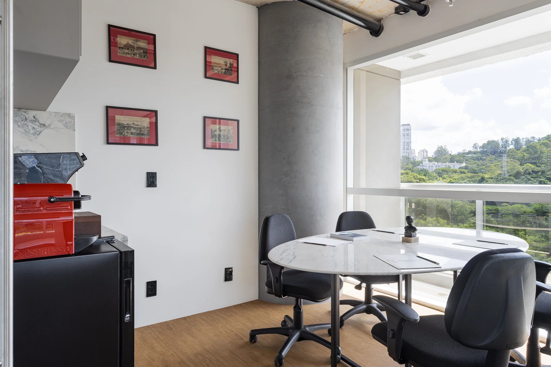 Projeto Camila Palladino | Vista de um lounge corporativo com sofás e poltronas em tons neutros, mesa de centro e iluminação ambiente, ideal para interações informais.