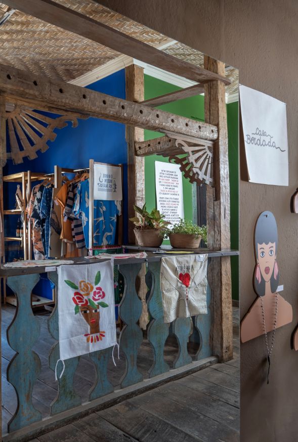 Interior da Casa Criativa, com produtos de design autoral e artesanato expostos.