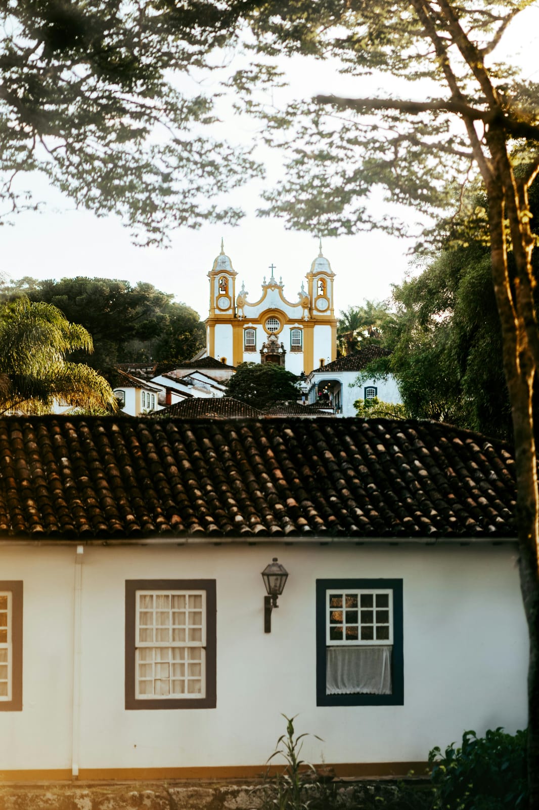 Vista panorâmica de Tiradentes, mostrando a igreja principal e as montanhas ao fundo.