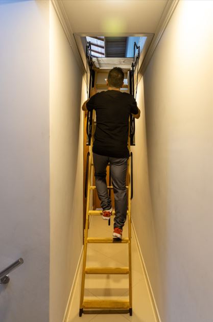 Projeto: Paulo Tripoloni | Neste sótão implementado pelo arquiteto Paulo Tripoloni, o espaço acima não tinha pé-direito adequado e o telhado acompanhava a inclinação da viga principal. Para a implementação, ele concebeu uma mansarda – designada pelas duas inclinações da estrutura, que ampliou a altura e o nivelamento do piso de cimento queimado.