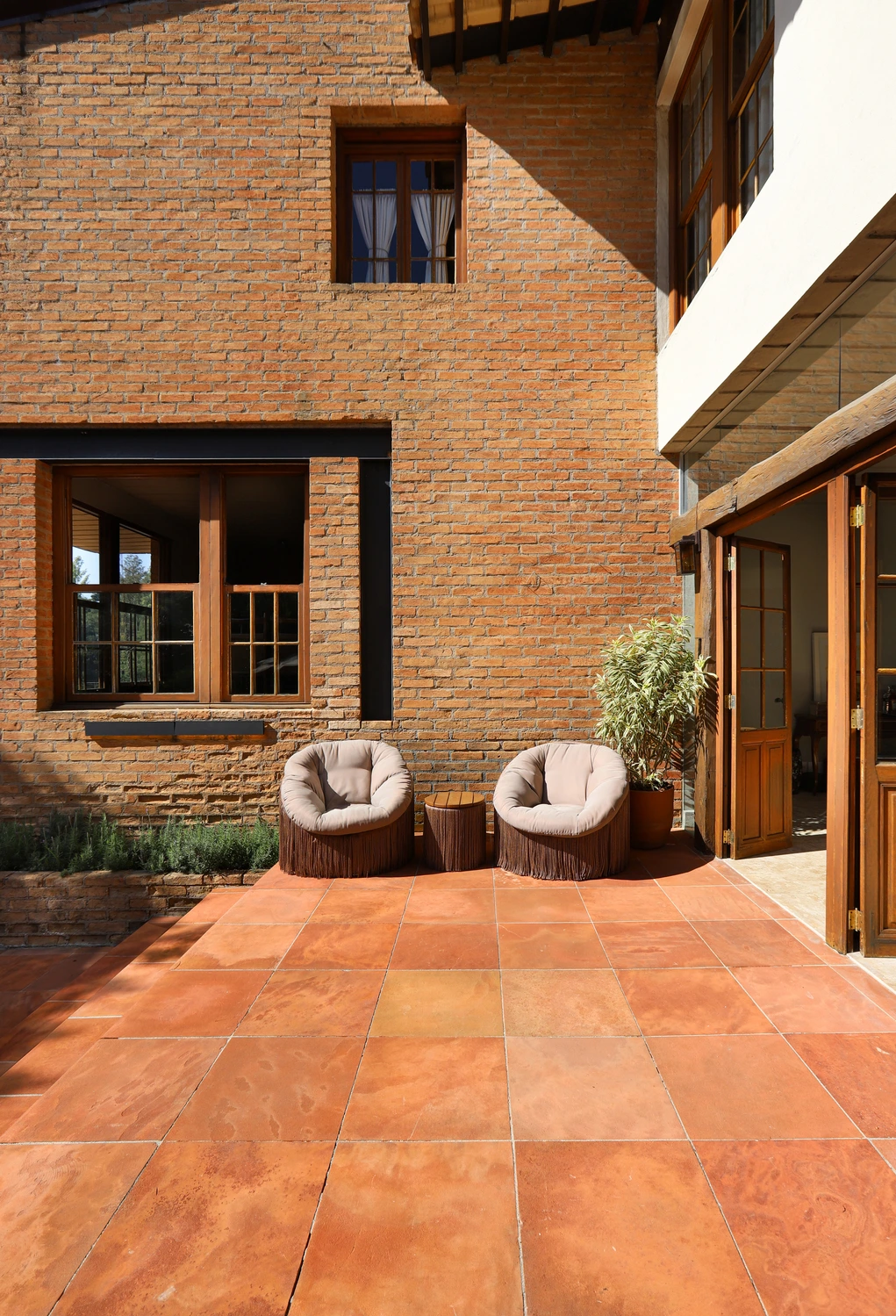 Área externa com piscina, espreguiçadeiras e paisagismo, integrando-se à arquitetura da casa.