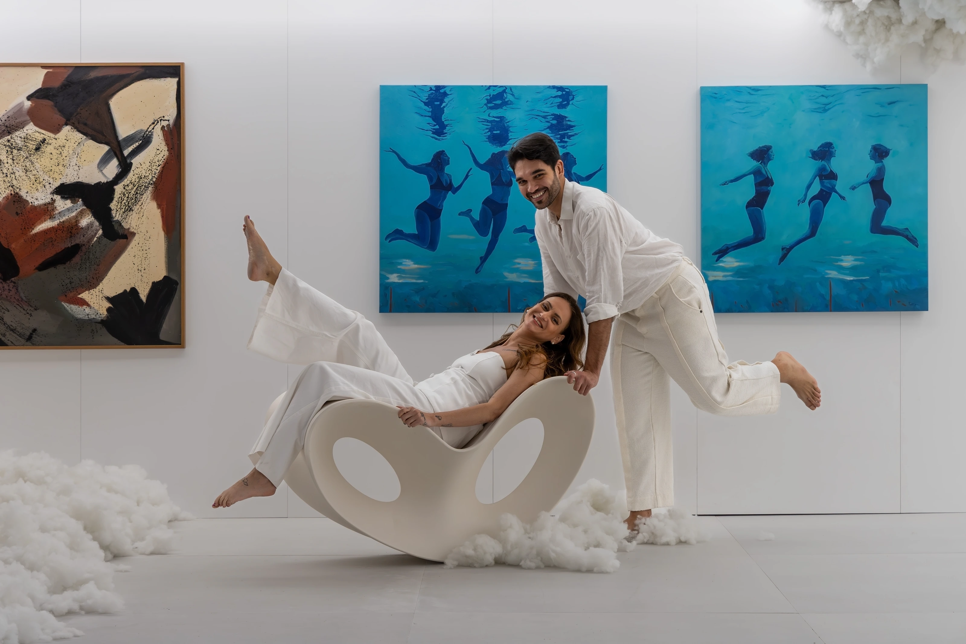 Vista geral da Galeria de Arte Contemporânea, um espaço monocromático branco que explora a leveza das nuvens e a presença etérea da luz.