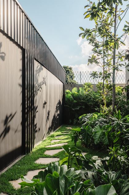 A cobertura vegetal influencia a forma como percebemos a arquitetura, pois o gramado propicia áreas de respiro visual e as forrações ajudam a conduzir o olhar e destacar elementos como caminhos e árvores.