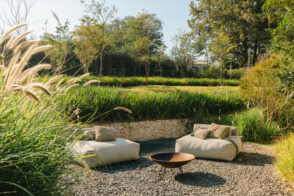 Projeto: Alexandre Galhego Paisagismo| No bosque desta casa, o jardim ganha uma atmosfera diferente com uma extensa área de grama bem aparada com as árvores se concentrando ao fundo