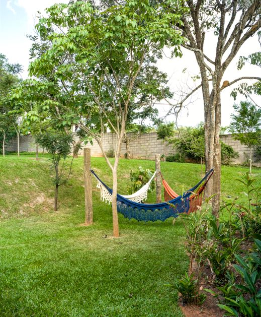 Projeto: Alexandre Galhego Paisagismo | A escolha de uma árvore frutífera também pode contribuir para criar diferentes planos dentro do jardim, combinando alturas, volumes e texturas
