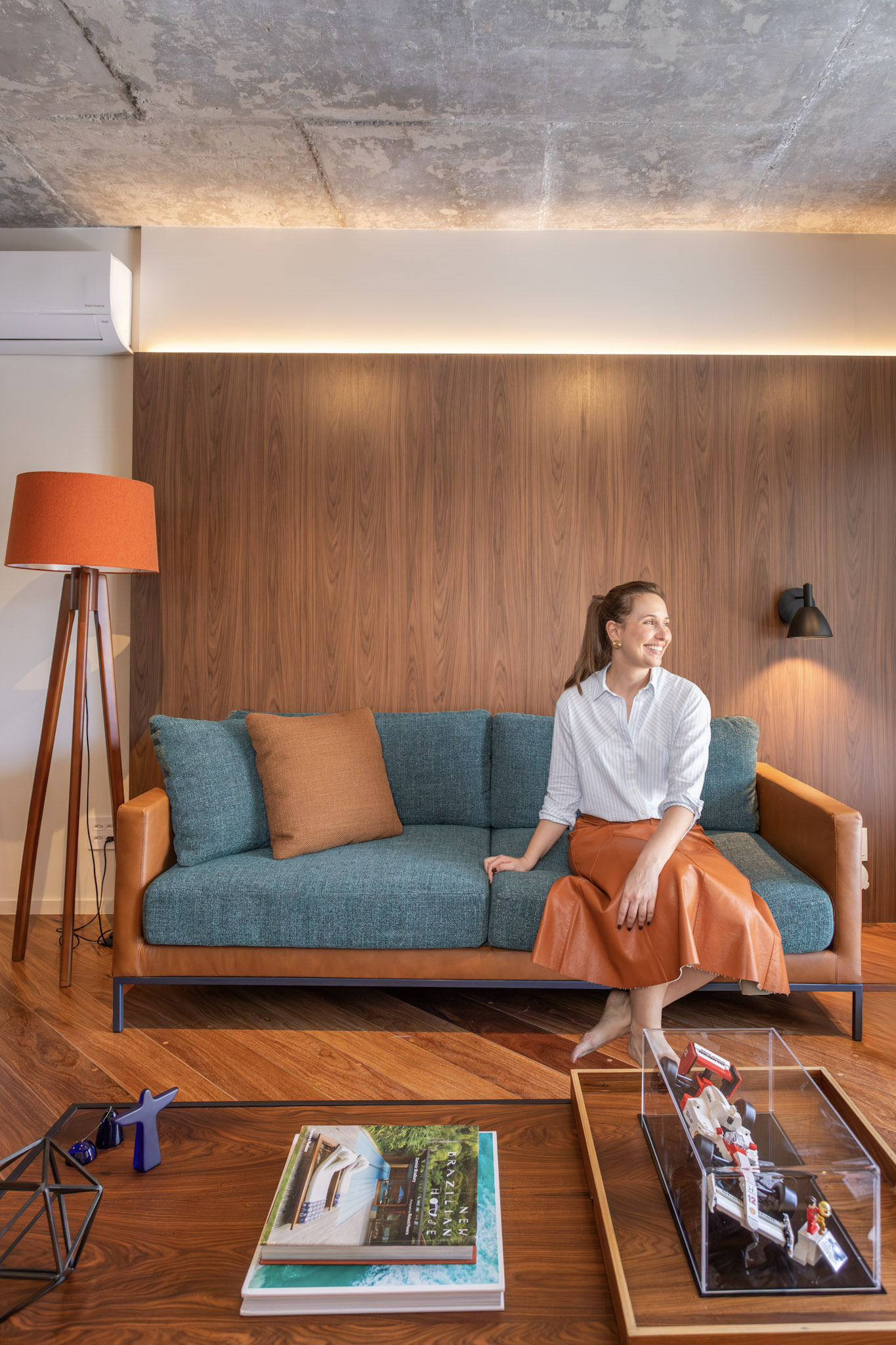 Apartamento de 100 m² em Moema é transformado em refúgio integrado com desapego à planta tradicional