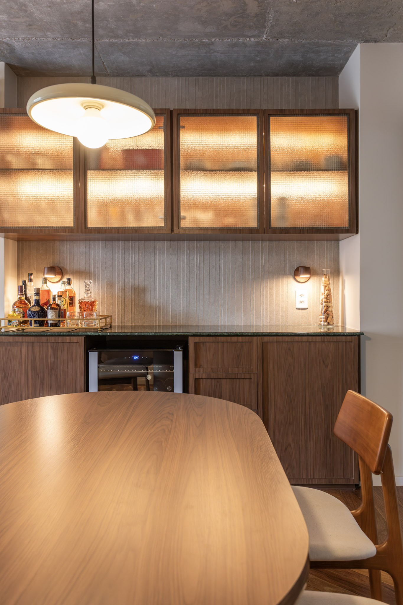 Apartamento de 100 m² em Moema é transformado em refúgio integrado com desapego à planta tradicional