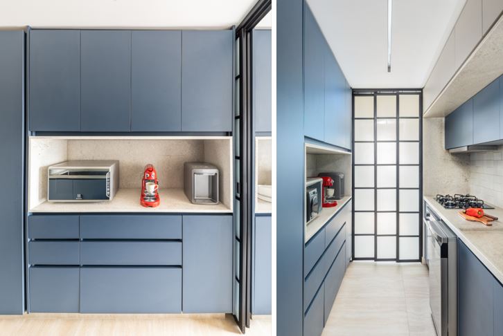 O azul marca os armários dimensionados da cozinha que é toda equipada com depurador, forno, cooktop, lava-louças e outro