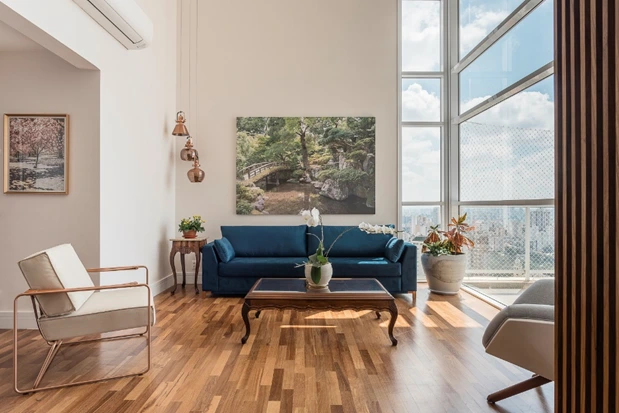 Projeto: Camila Palladino Arquitetura | O sofá azul se destaca entre poltronas laterais, enquanto a mesa de centro, a mesa lateral e diversas outras peças de antiquário e garimpo reforçam a personalidade dos moradores.