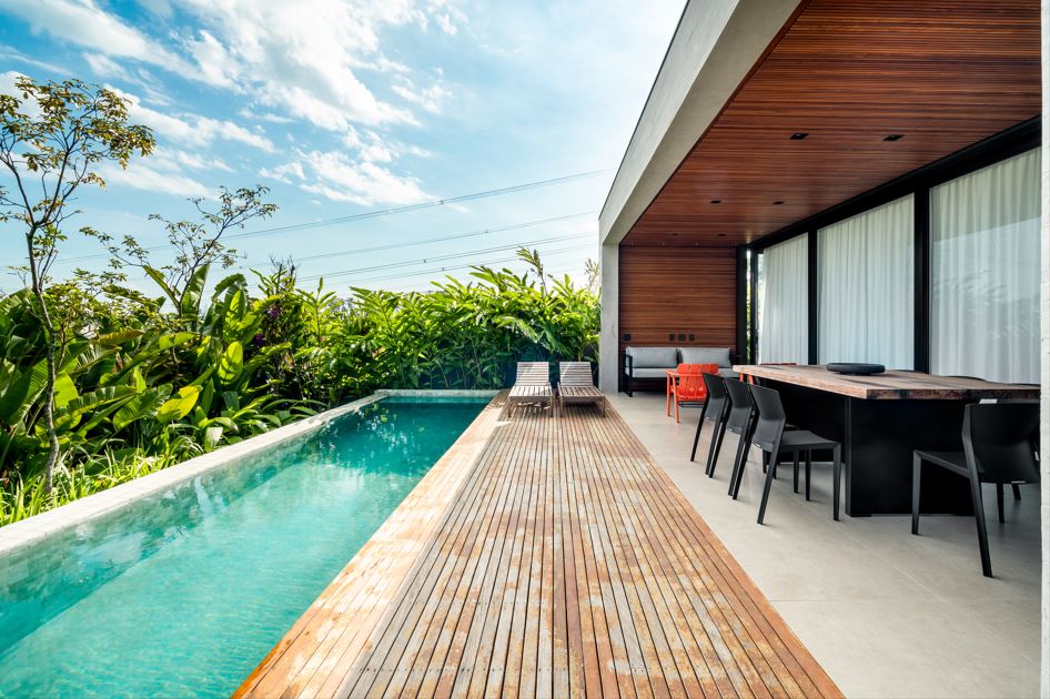 Projeto: Alexandre Galhego - Os materiais da residência revelam uma linguagem contemporânea marcada pelo concreto, metal e linhas ortogonais. No trabalho executado pelo paisagista e botânico Alexandre Galhego, a vegetação exerce o papel de transição entre a construção e o terreno