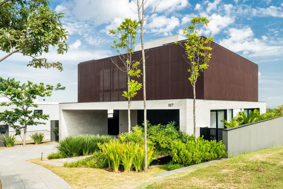 Projeto: Alexandre Galhego - Na área de lazer, o projeto idealizado pelo paisagista e botânico Alexandre Galhego emprega a vegetação como elemento de proteção sem comprometer a abertura visual da residência