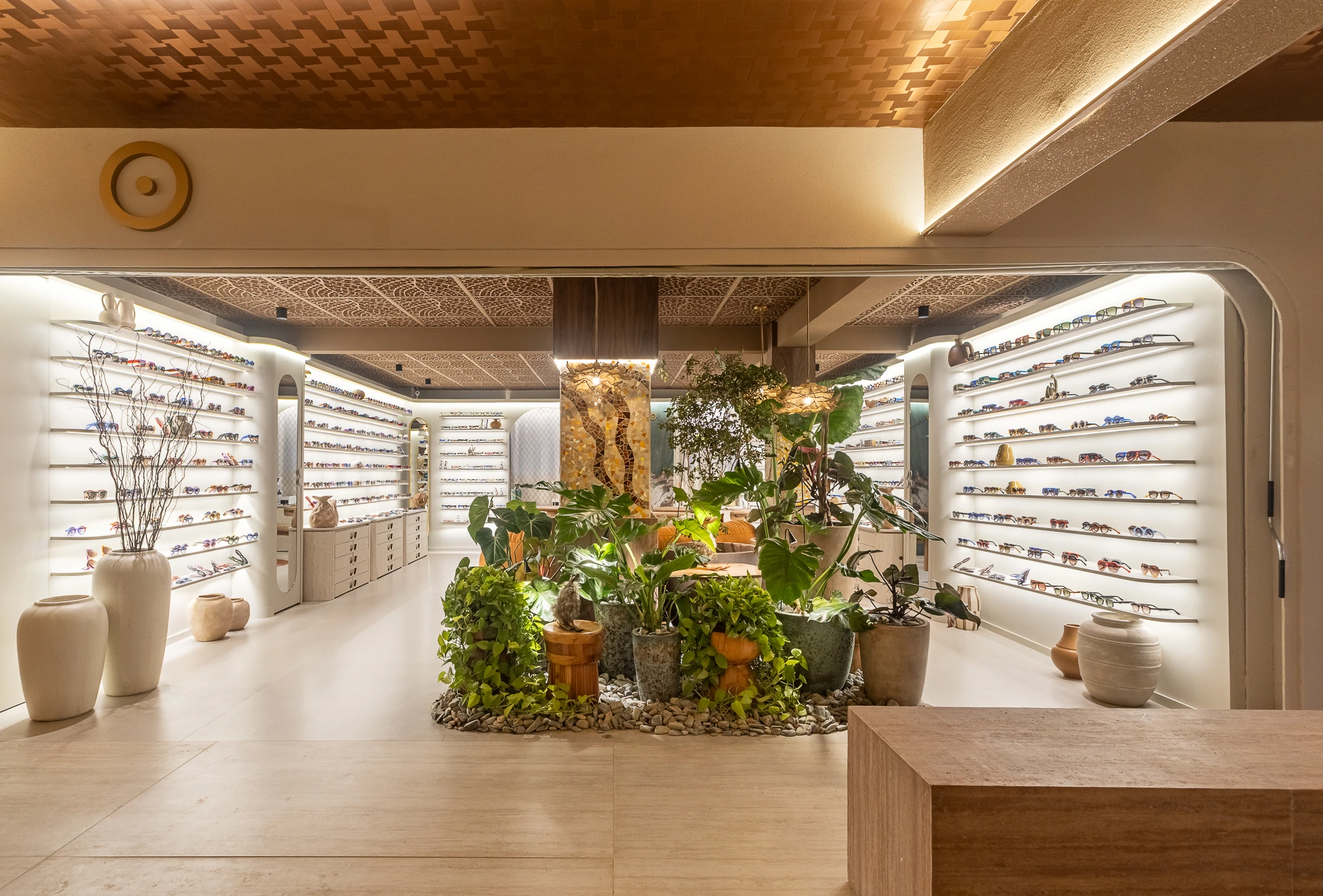 Detalhe do ambiente “Através das Lentes” na CASACOR São Paulo, destacando a iluminação contínua e difusa.