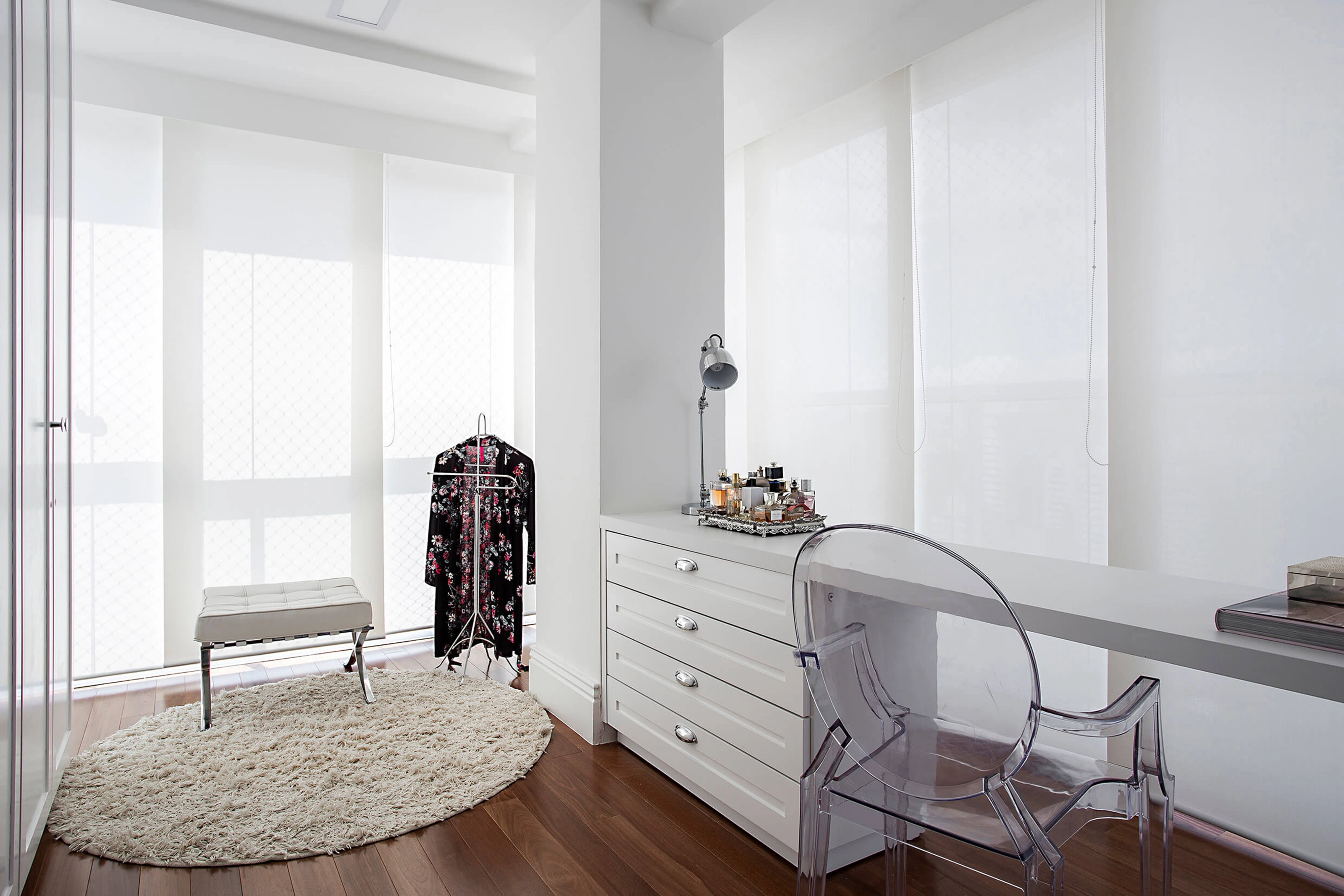 Projeto Camila Palladino | Closet com marcenaria personalizada, incluindo cômoda, cantinho de beleza e banco de apoio, tornando o espaço confortável e funcional.