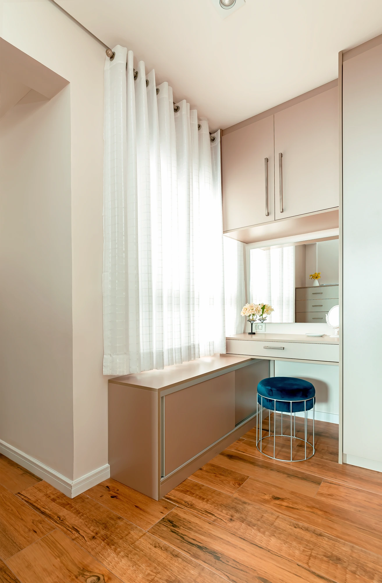 Projeto Camila Palladino | Quarto pequeno transformado em closet completo com armários dos dois lados formando um corredor central, com tapete e pufe.