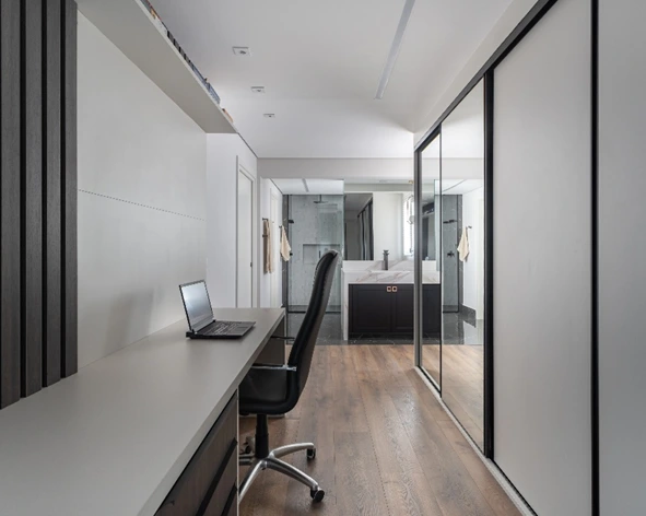 Projeto Camila Palladino | Closet integrado ao banheiro e home office com armários planejados e nichos, proporcionando amplitude e organização.